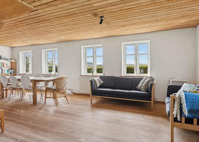 Idyllic Half-timbered House For 10 Guests Дом отдыха Kettinge