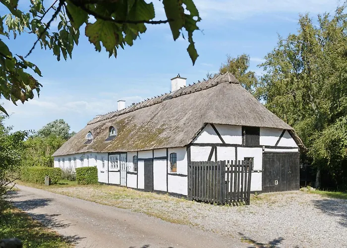 Дом отдыха Idyllic Half-timbered House For 10 Guests Kettinge